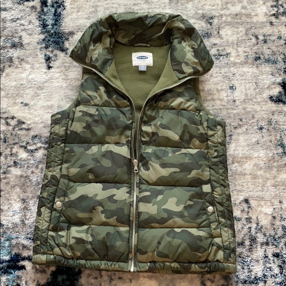 Women’s camo puffer vest jacket